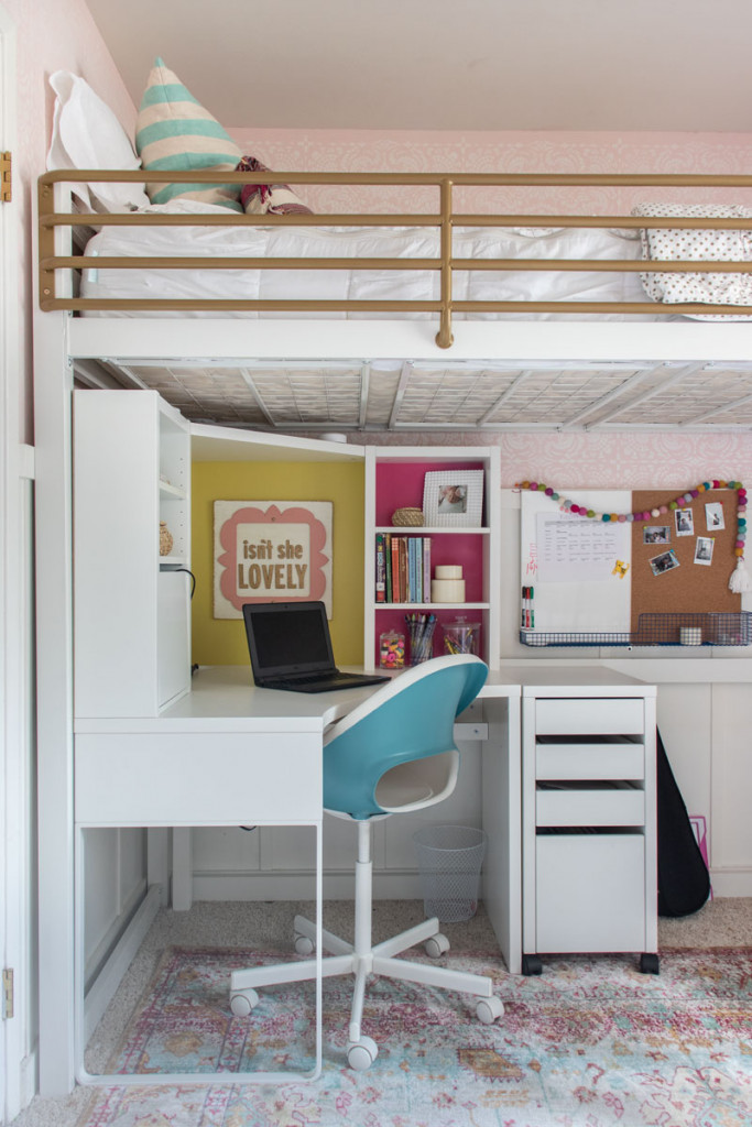 Общая комната для девушки с письменным столом и уголком для чтения на 90 кв. футах