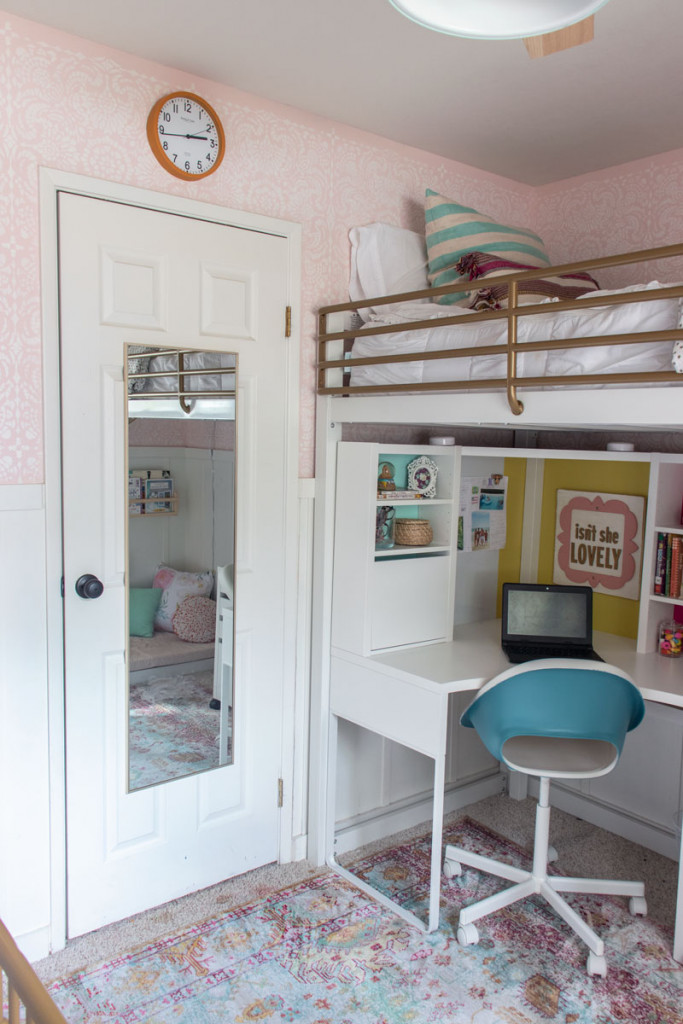 Общая комната для девушки с письменным столом и уголком для чтения на 90 кв. футах