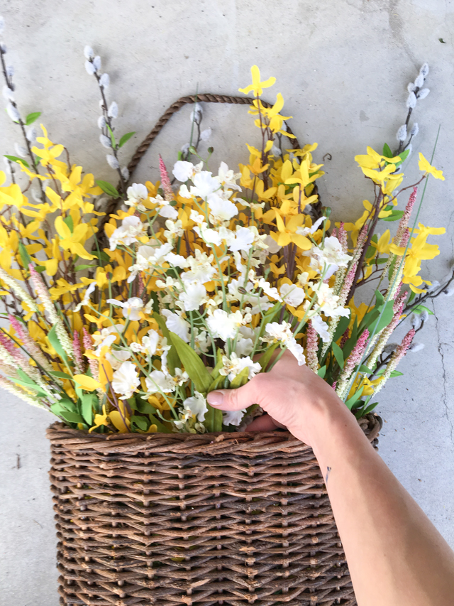 Добавление белых цветов в весеннюю подвесную корзину
