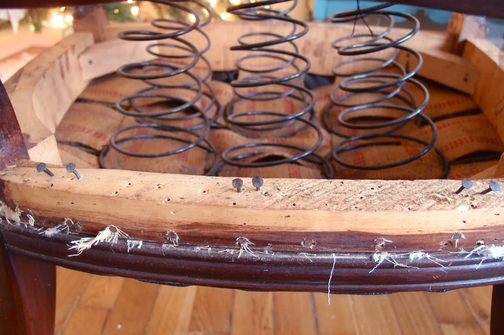 Установка гвоздей для повторного связывания пружин на французском стуле