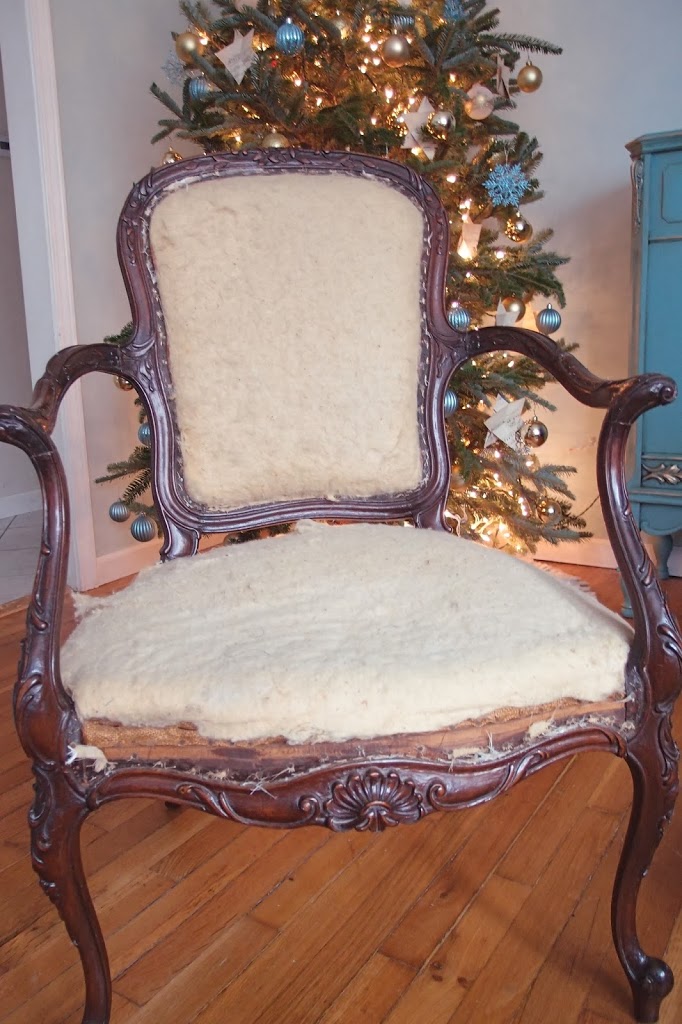 Французский стул со снятым первым слоем ватина