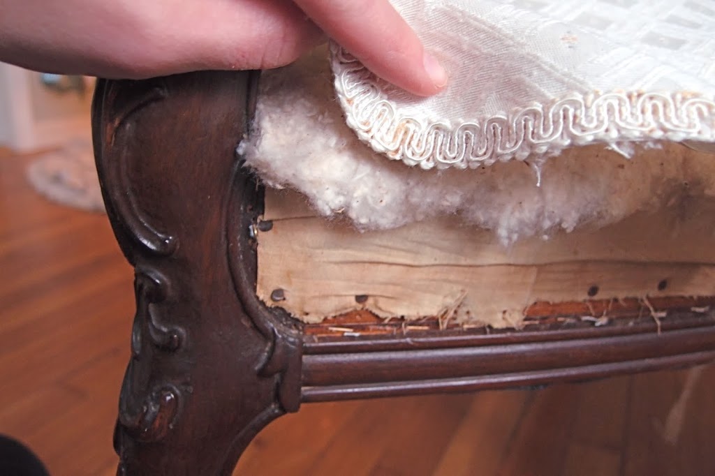 Снятие ткани и ватина с французского стула