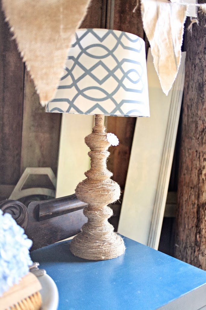 Обмотанный джутовым шпагатом цоколь лампы с синим марокканским абажуром