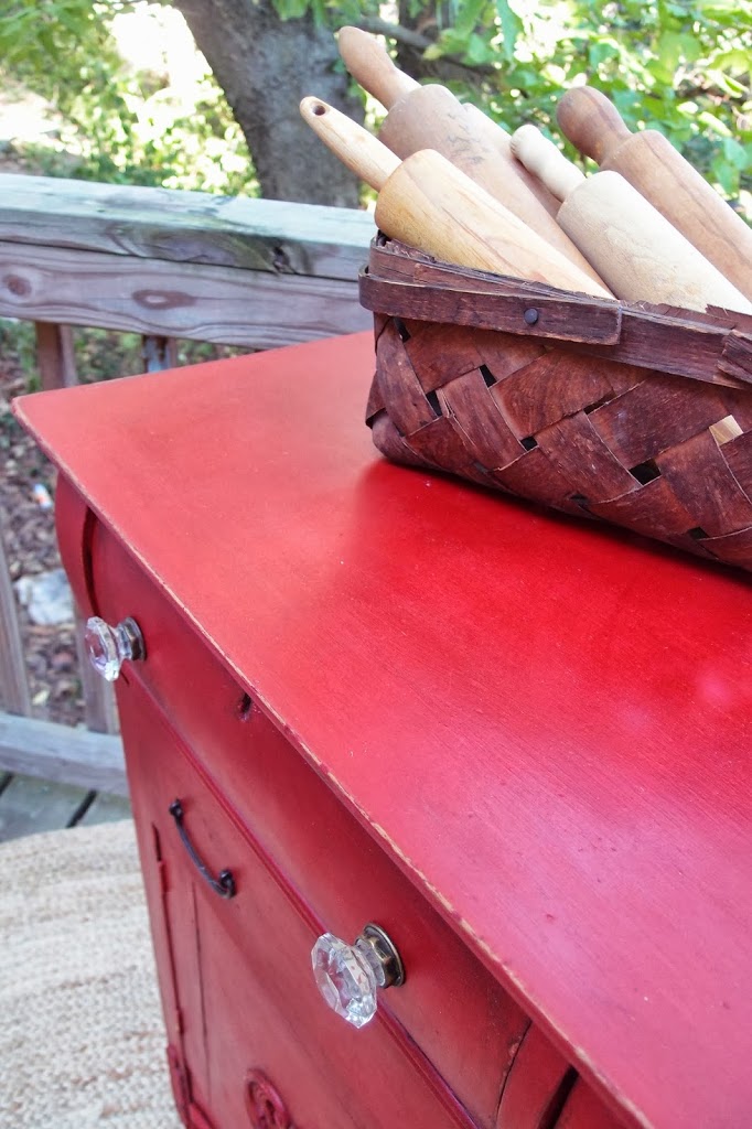 Красный деревенский шкаф и как отремонтировать деревянную аппликацию
