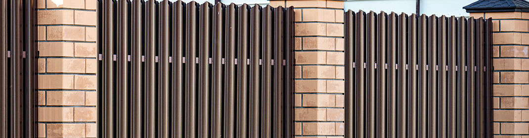 Металлические Стражи Вашего Уюта: От Штакетника до Монументальных Ограждений